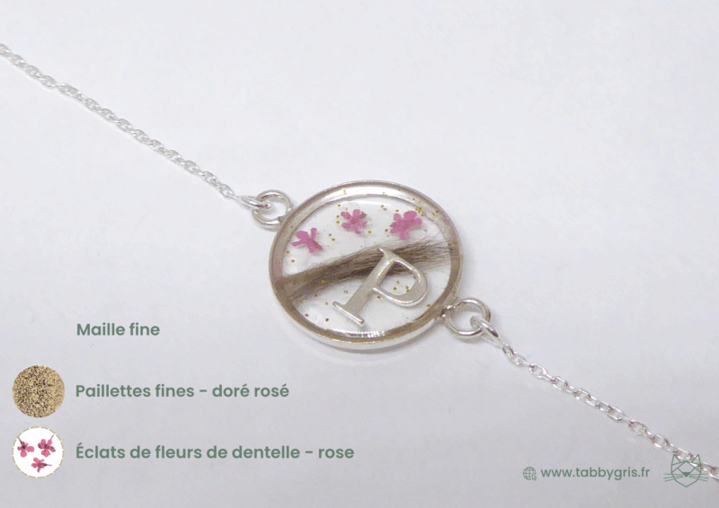 Bijou en crins de cheval. Confiez-nous quelques crins de votre cheval pour les glisser dans un bracelet chaîne argenté, à l'intérieur d'une résine de dernière génération qui résiste aux usures du temps. Nous y ajoutons des éclats de fleurs de dentelles de la couleur de votre choix, ainsi qu'une initiale en lettre pour accentuer la symbolique de ce bijou unique et personnalisé.