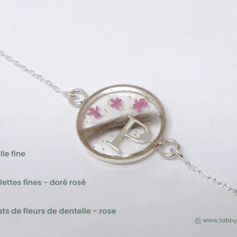 Bijou en crins de cheval. Confiez-nous quelques crins de votre cheval pour les glisser dans un bracelet chaîne argenté, à l'intérieur d'une résine de dernière génération qui résiste aux usures du temps. Nous y ajoutons des éclats de fleurs de dentelles de la couleur de votre choix, ainsi qu'une initiale en lettre pour accentuer la symbolique de ce bijou unique et personnalisé.