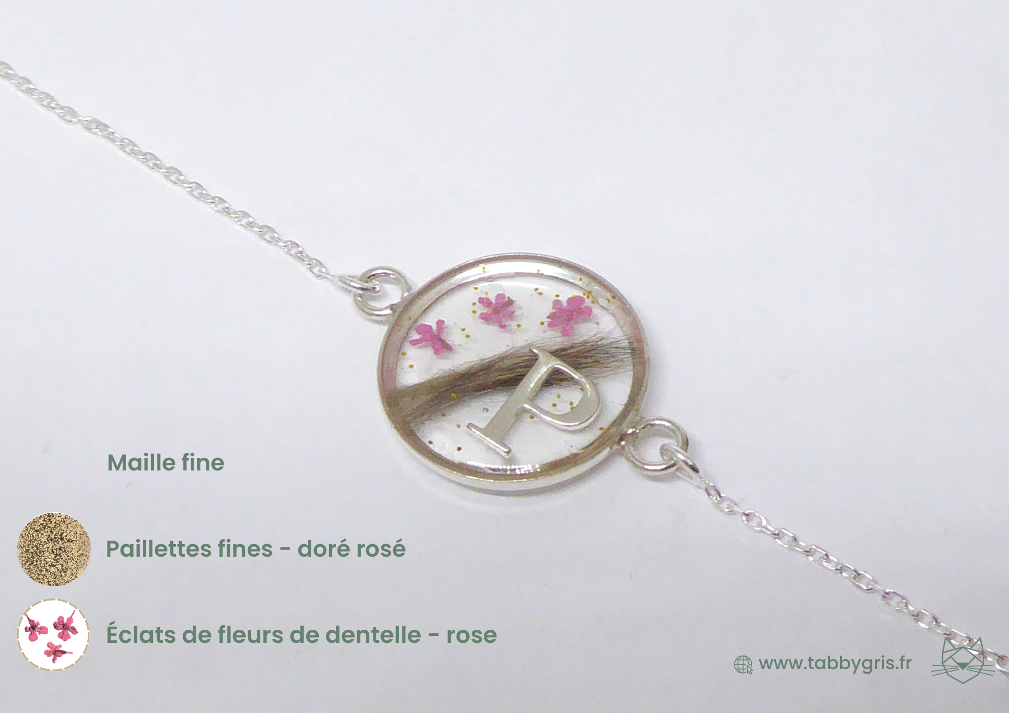 Bijou en crins de cheval. Confiez-nous quelques crins de votre cheval pour les glisser dans un bracelet chaîne argenté, à l'intérieur d'une résine de dernière génération qui résiste aux usures du temps. Nous y ajoutons des éclats de fleurs de dentelles de la couleur de votre choix, ainsi qu'une initiale en lettre pour accentuer la symbolique de ce bijou unique et personnalisé.