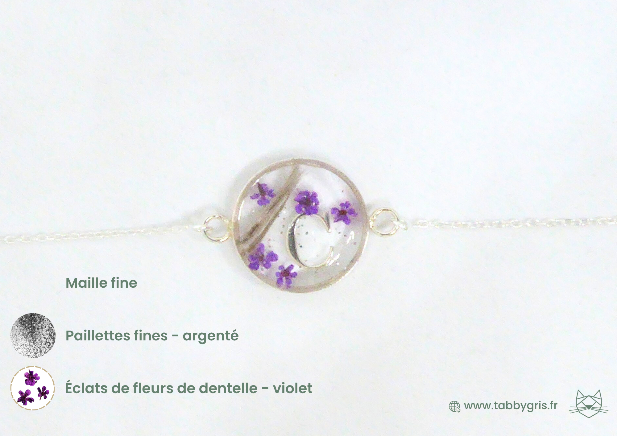 Bijou en crins de cheval contenant les crins de deux chevaux, des fleurs violettes et une lettre initiale C. Sur ce modèle, nous ajoutons une maille fine en argent 925 pour porter élégamment ce bracelet