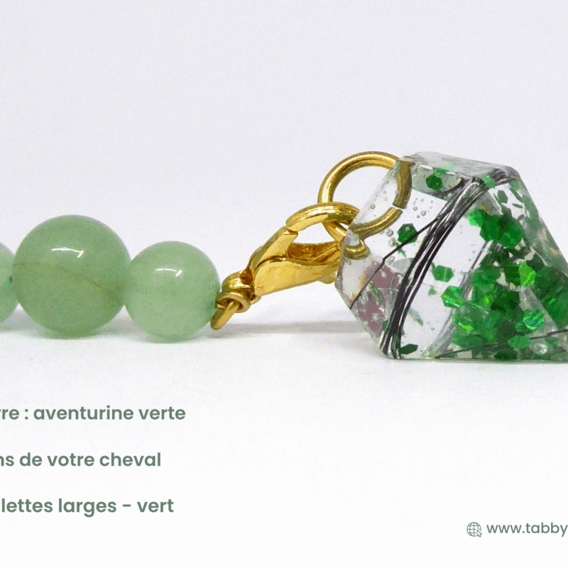 Pendule divinatoire en pierre naturelle. Ici avec une aventurine verte, quelques crins de votre chevalet des paillettes larges vertes dans la résine.