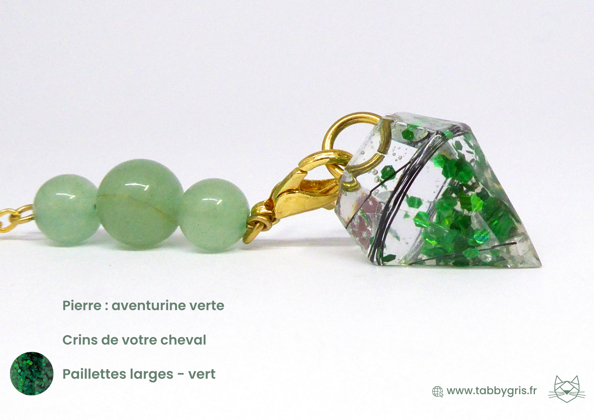 Pendule divinatoire en pierre naturelle. Ici avec une aventurine verte, quelques crins de votre chevalet des paillettes larges vertes dans la résine.