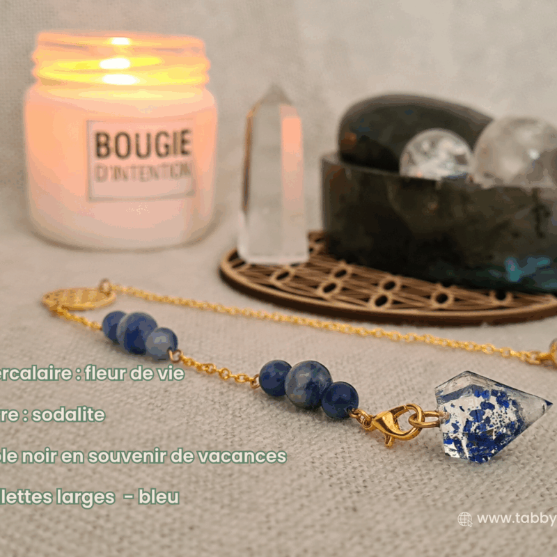 Pendule divinatoire en pierre naturelle dans l'ambiance d'une guidance. Prenez le temps de vous installer et de créer une connexion forte grâce à nos pendules divinatoires à personnaliser selon vos envies.