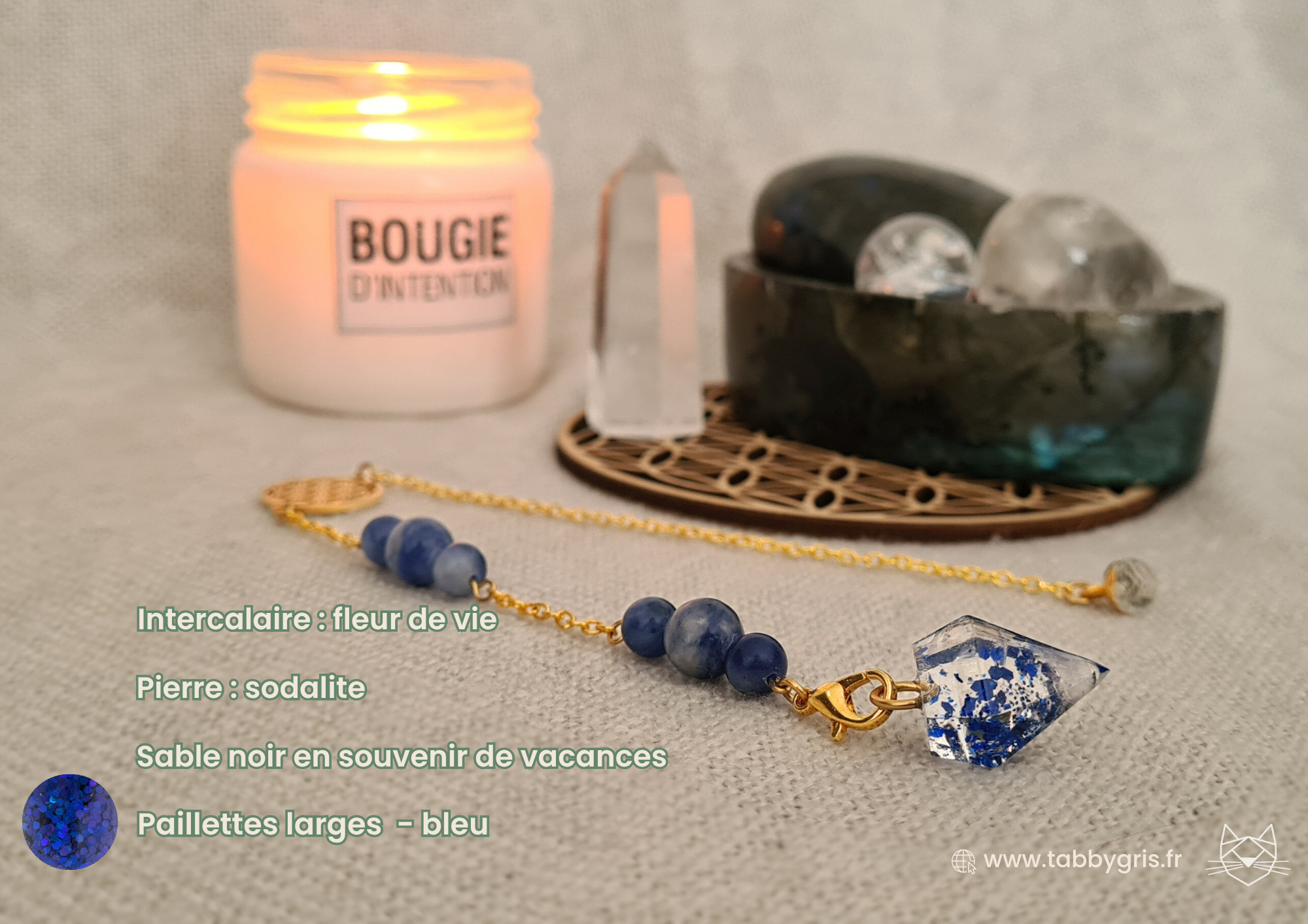 Pendule divinatoire en pierre naturelle dans l'ambiance d'une guidance. Prenez le temps de vous installer et de créer une connexion forte grâce à nos pendules divinatoires à personnaliser selon vos envies.