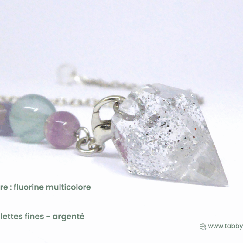 Pendule divinatoire en résine à personnaliser et sur mesure. Choisissez vos pierres et ce que vous mettez dans la résine : fleurs ou paillettes. Vous pouez également ajouter quelques crins de votre cheval, poils de votre animal, cheveux de votre proche ou fleurs de votre bouquet pour une connexion plus forte avec le pendule divinatoire.