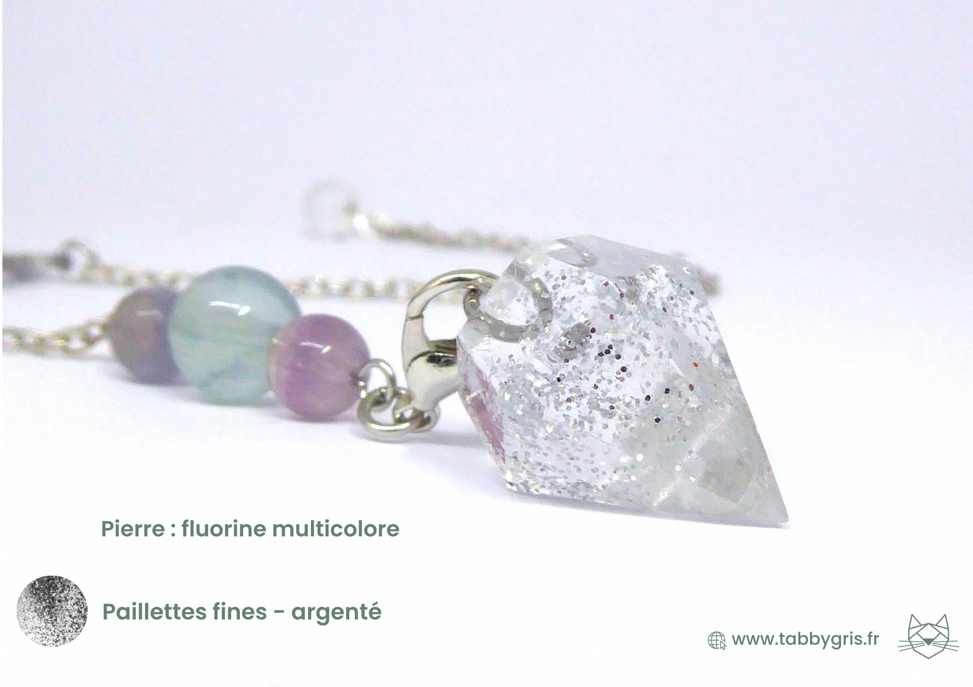 Pendule divinatoire en résine à personnaliser et sur mesure. Choisissez vos pierres et ce que vous mettez dans la résine : fleurs ou paillettes. Vous pouez également ajouter quelques crins de votre cheval, poils de votre animal, cheveux de votre proche ou fleurs de votre bouquet pour une connexion plus forte avec le pendule divinatoire.