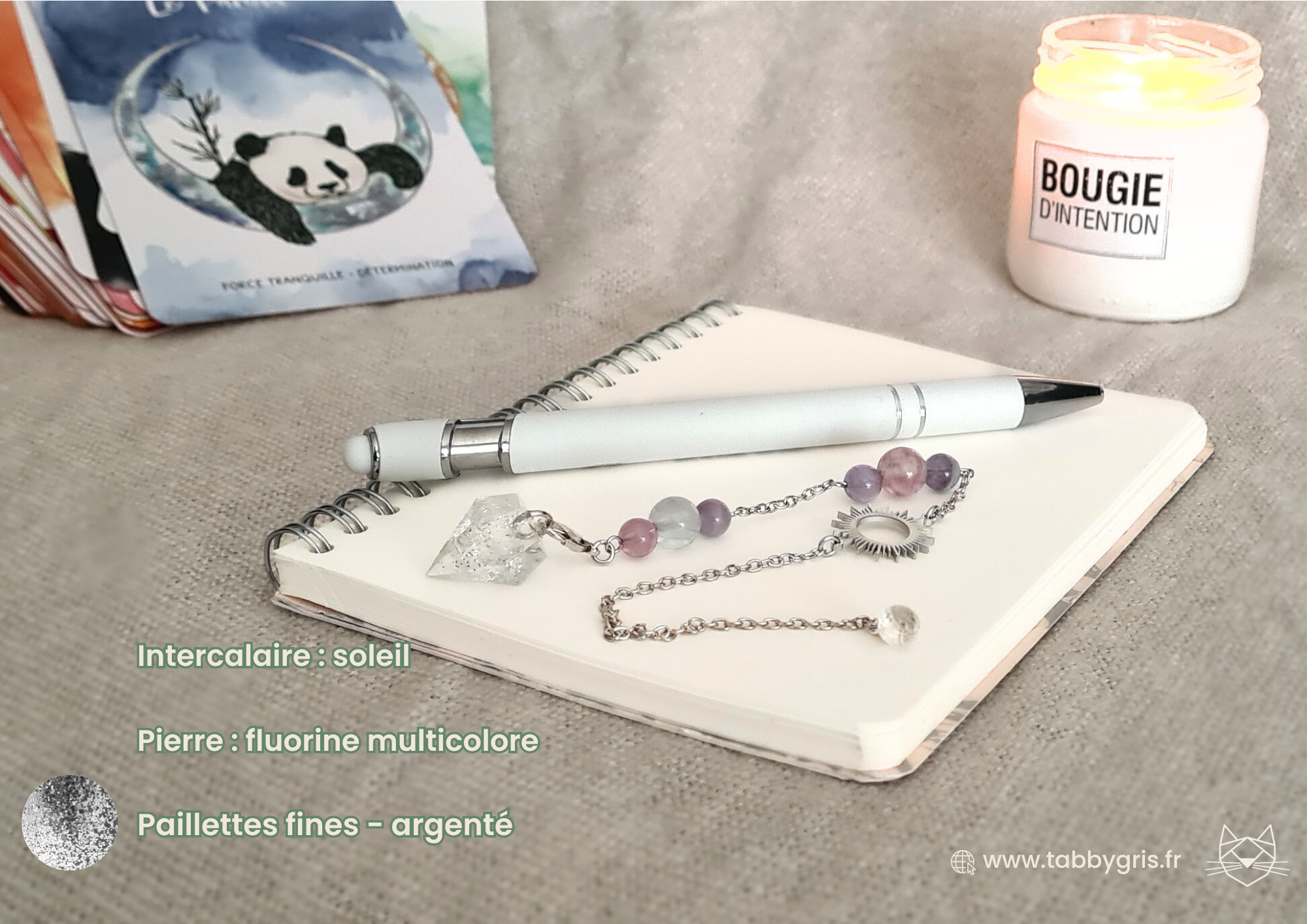 Pendule divinatoire en résine facile à utilisé pour une novice, débutant ou confirmé. Vous pourrez aisément réaliser des tirages et guidances grâce à nos pendules personnalisés et chargés. Choisissez l'ensemble des éléments qui composent le pendule, nous le créons dans notre atelier en France.