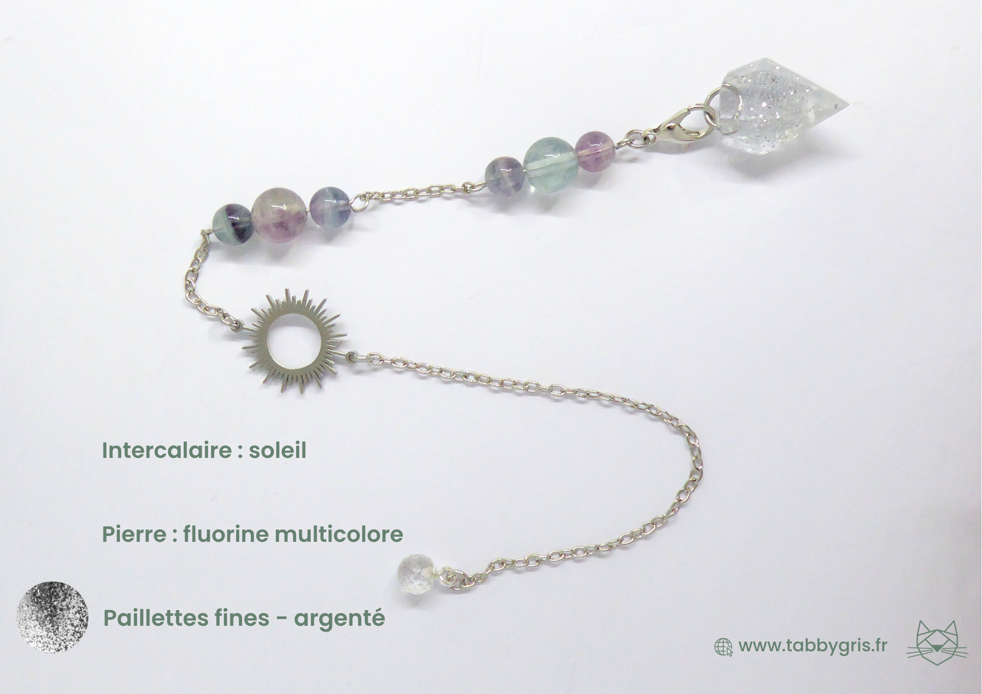 Pendule divinatoire en résine incluant un intercalaire soleil argenté, des pierres fluorine multicolore et des paillettes fines argenté