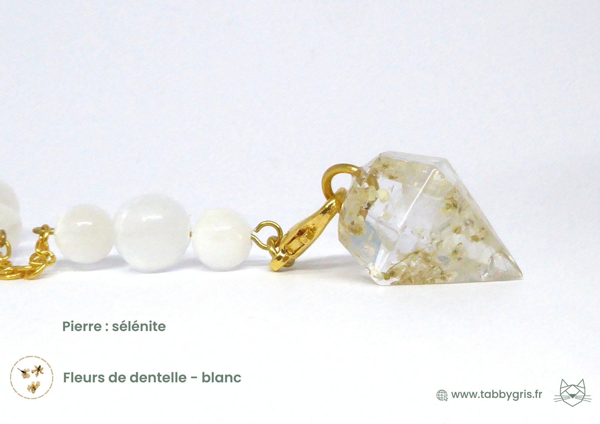 Pendule divinatoire améthyste incluant ici une perre sélénite et des fleurs de dentelle en blanc. Vous avez un large choix de pierre et d'agréments à glisser dans la résine et sur la chaîne pour avoir un pendule personnalisé et chargé qui vou permette de créer une connexion forte