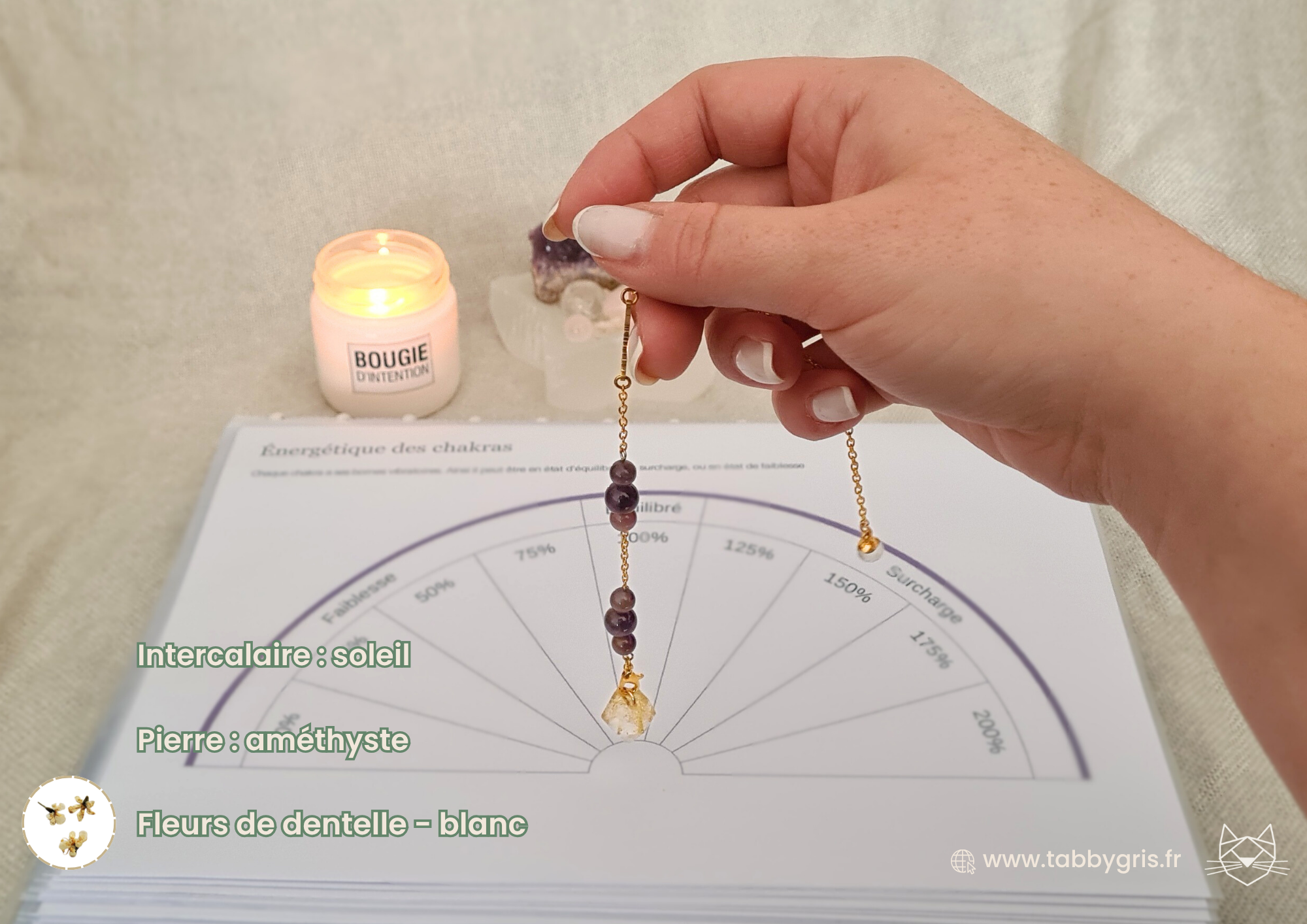 Pendule divinatoire améthyste avec un intercalaire soleil doré et des fleurs de dentelle blanc. Ce pendule divinatoire personnalisé est idéal pour vos guidances, tarots, et crée une connexion forte