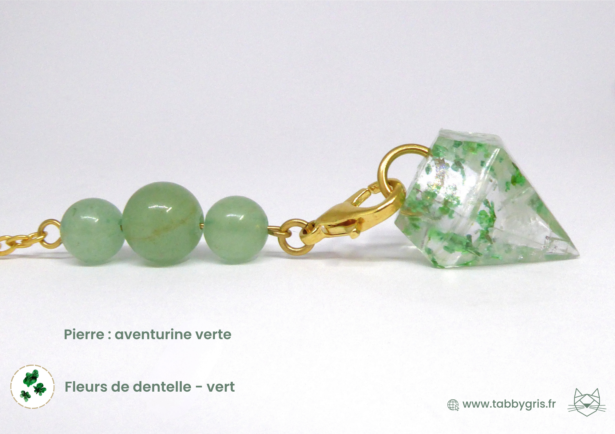 Pendule divinatoire améthyste et aventurine verte. Nous glissons dans la résine une fleur de dentelle verte et quelques poils de votre animal pour une connexion unique et personnalisée