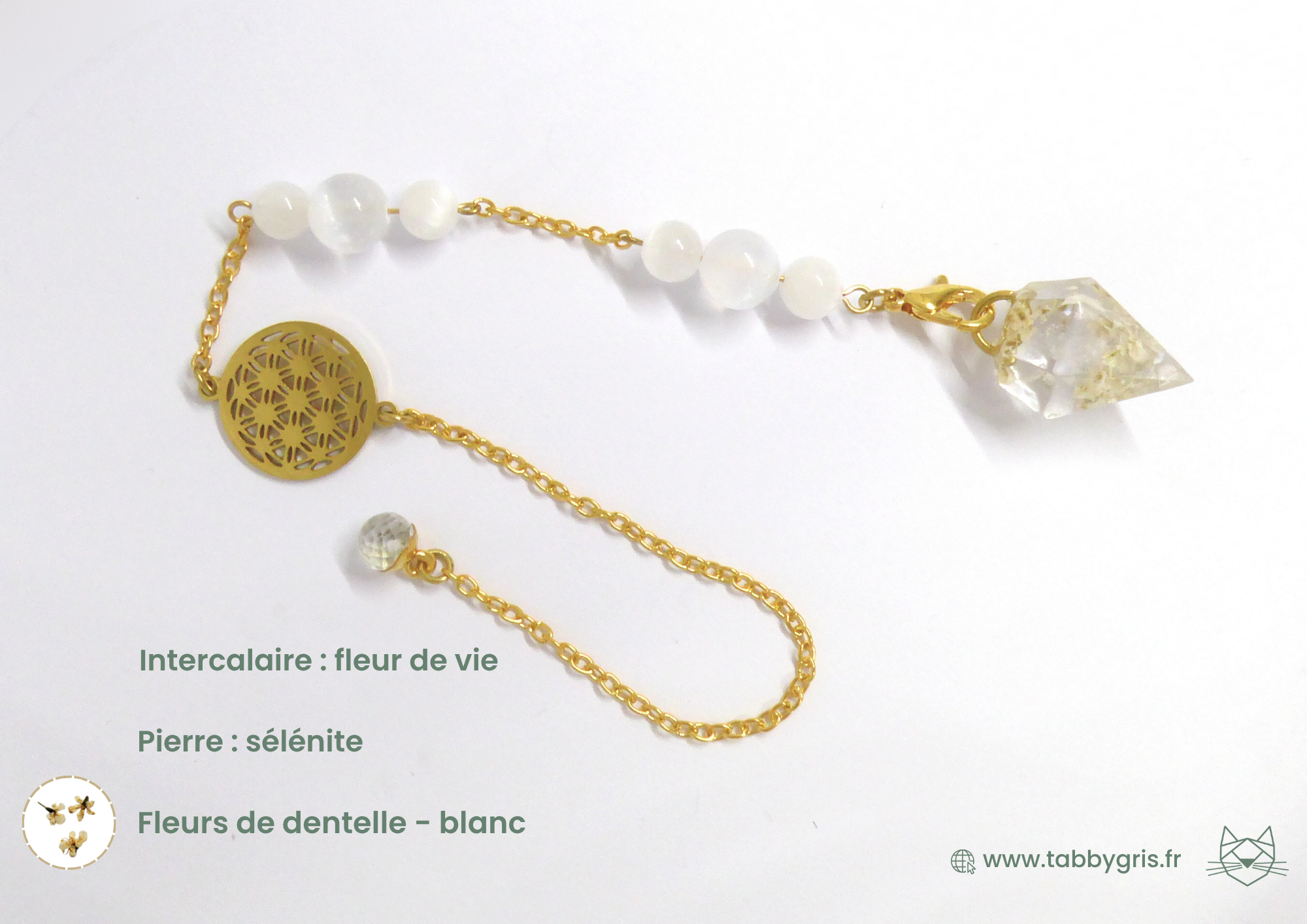 Pendule divinatoire améthyste avec une pierre sélénite, un intercalaire fleur de vie et des fleurs de dentelle blanc. Nous vous guidons dans votre choix de combinaison pour allier connexion ésotérique forte, esthétique et symbolique.