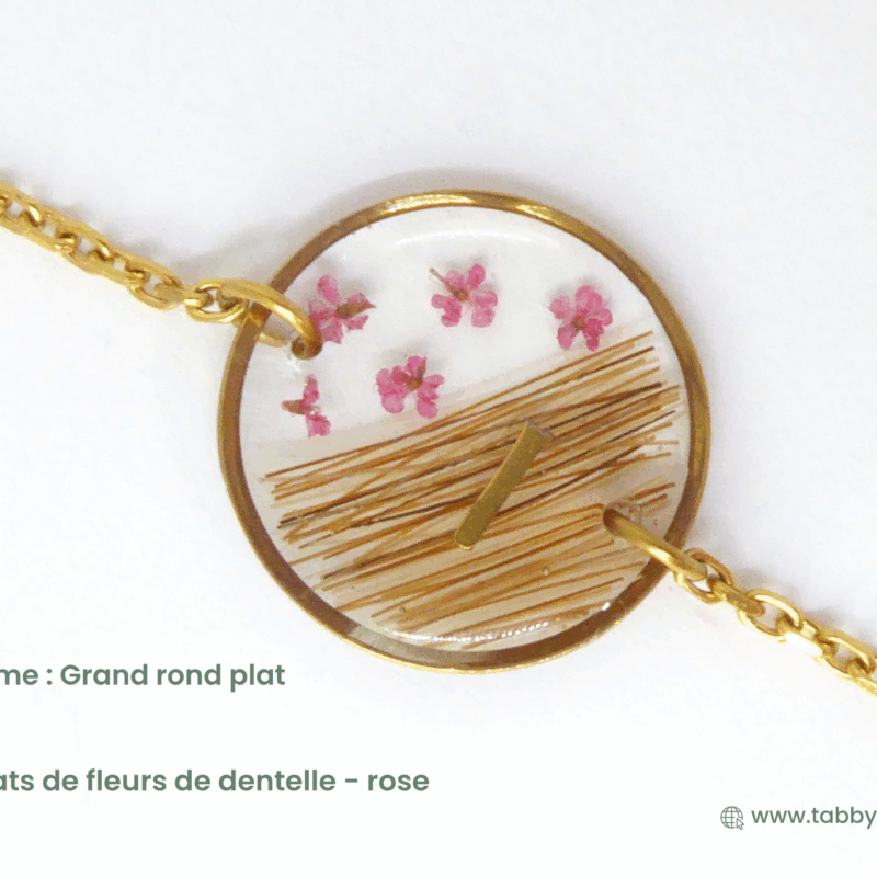 Bijou en crin de cheval à personnaliser. Glissez quelques crins de votre cheval dans ce bracelet en chaîne avec une résine de dernière génération qui résiste aux usures du temps. Nous plaçons ici plusieurs crins d'un cheval alezan sur une diagonale, et glissons de l'autre côté des éclats de fleurs de dentelle rose. Au dessus des crins se trouve une initiale lettre "I".