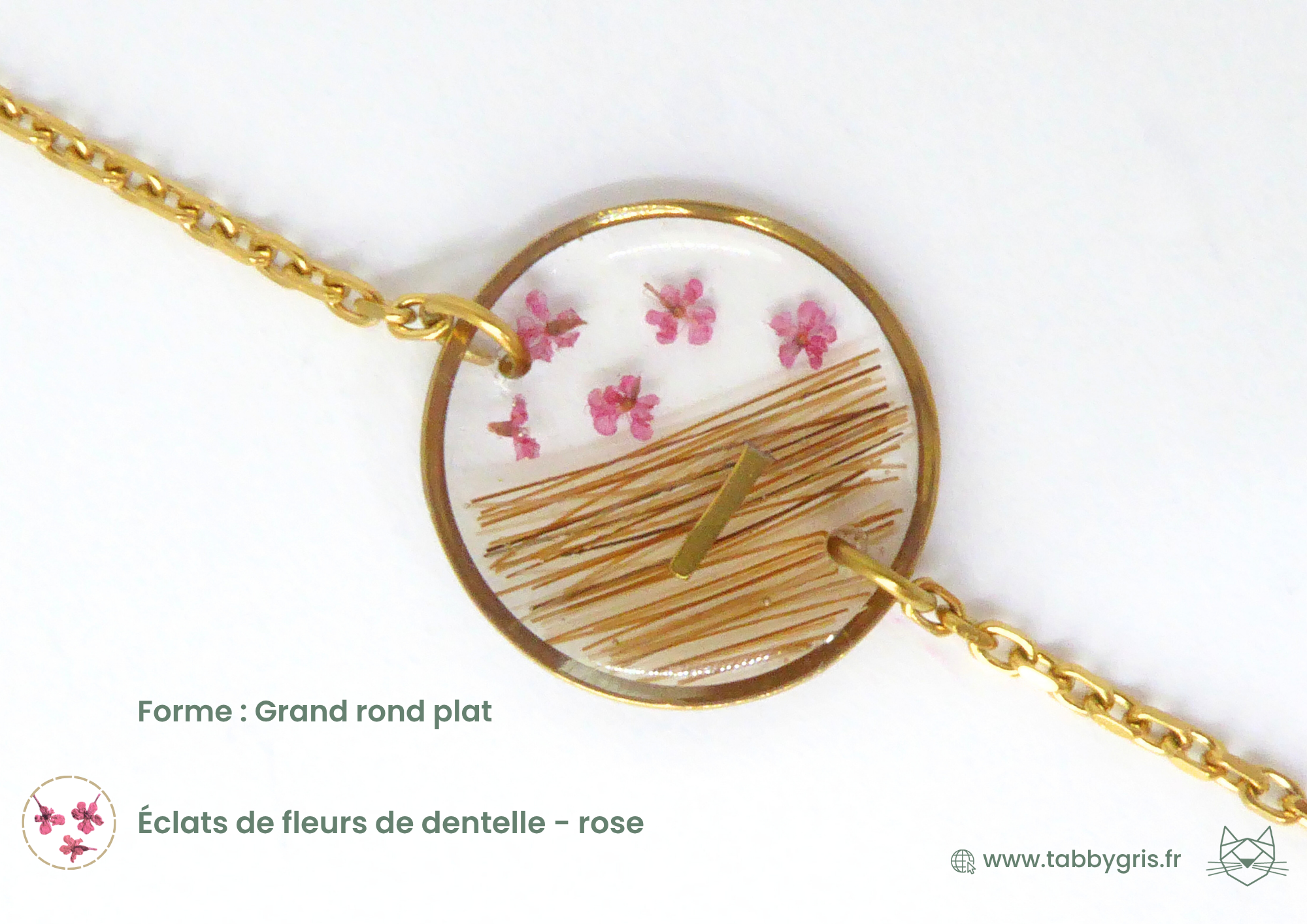 Bijou en crin de cheval à personnaliser. Glissez quelques crins de votre cheval dans ce bracelet en chaîne avec une résine de dernière génération qui résiste aux usures du temps. Nous plaçons ici plusieurs crins d'un cheval alezan sur une diagonale, et glissons de l'autre côté des éclats de fleurs de dentelle rose. Au dessus des crins se trouve une initiale lettre "I".