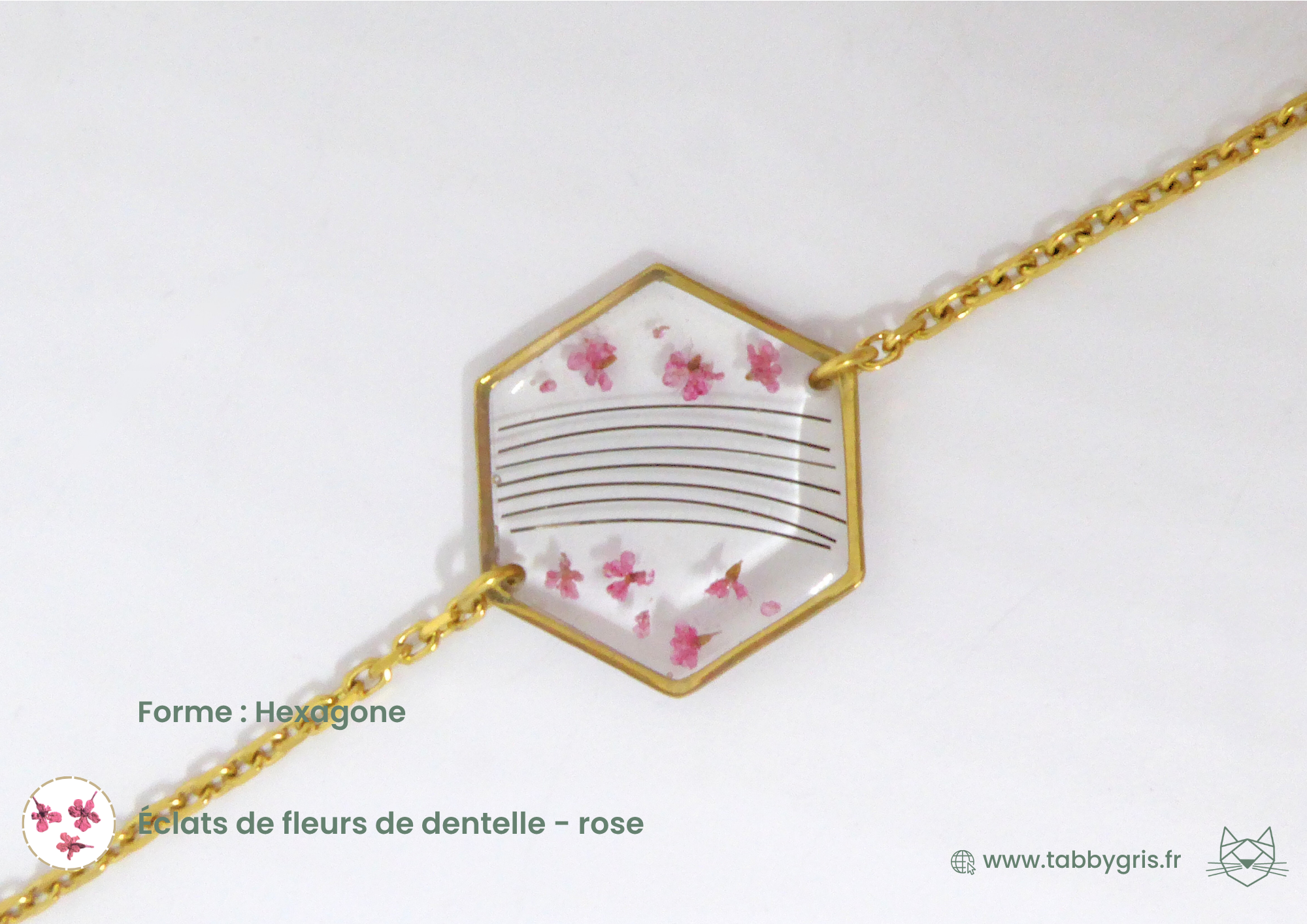 Bijou en crin de cheval à personnaliser jusque dans la disposition des crins Vous trouverez ce bracelet en forme hexagonale avec un choix d'éclats de fleurs de dentelle rose. Les crins sont délicatement placés au milieu de la résine pour équilibrer l'ensemble.