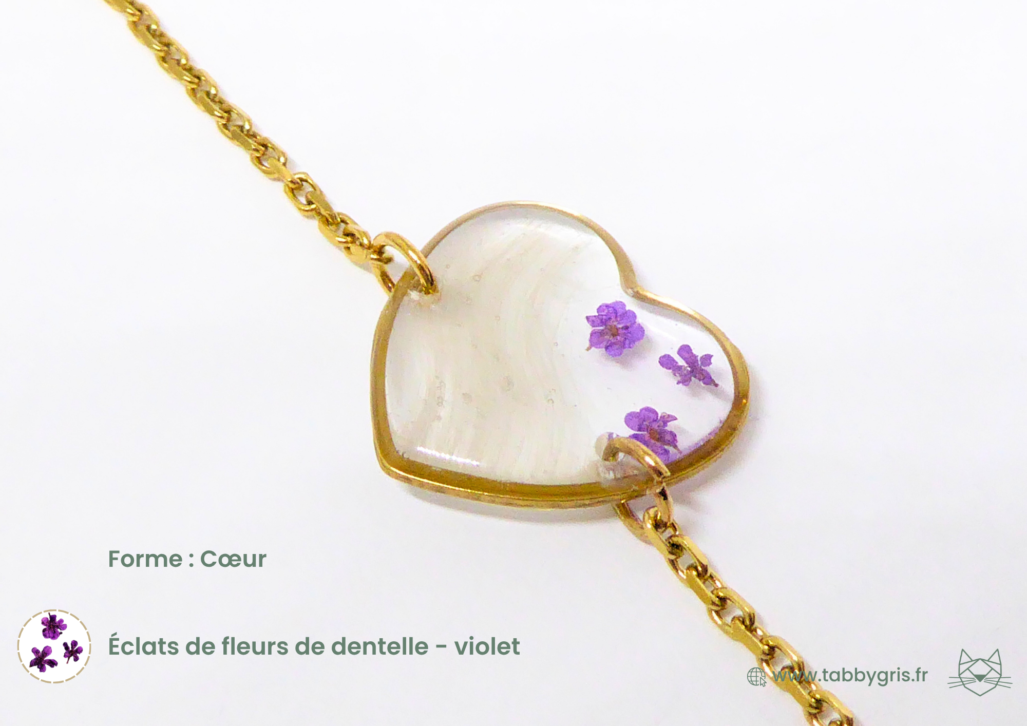 Bijou en crin de cheval en forme coeur. Ce bracelet chaîne résine doré est très demandé par nos clients. On y place d'un côté les crins d'un cheval ou de plusieurs chevaux, et de l'autres des fleurs de dentelle de couleur violette.