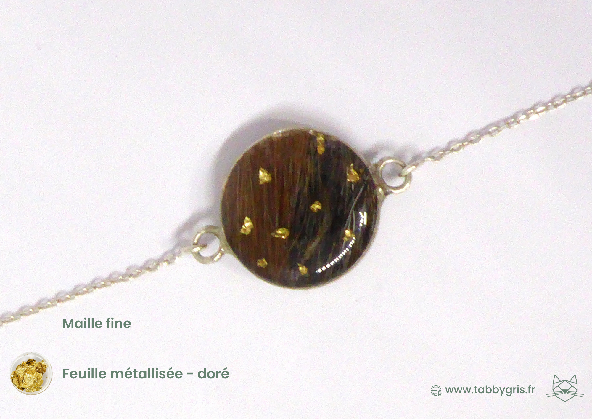 bijou résine mèche de cheveux de proche dans un bracelet chaîne résine de dernière génération qui résiste aux usures du temps. Ajout de plusieurs feuilles métallisée dorées