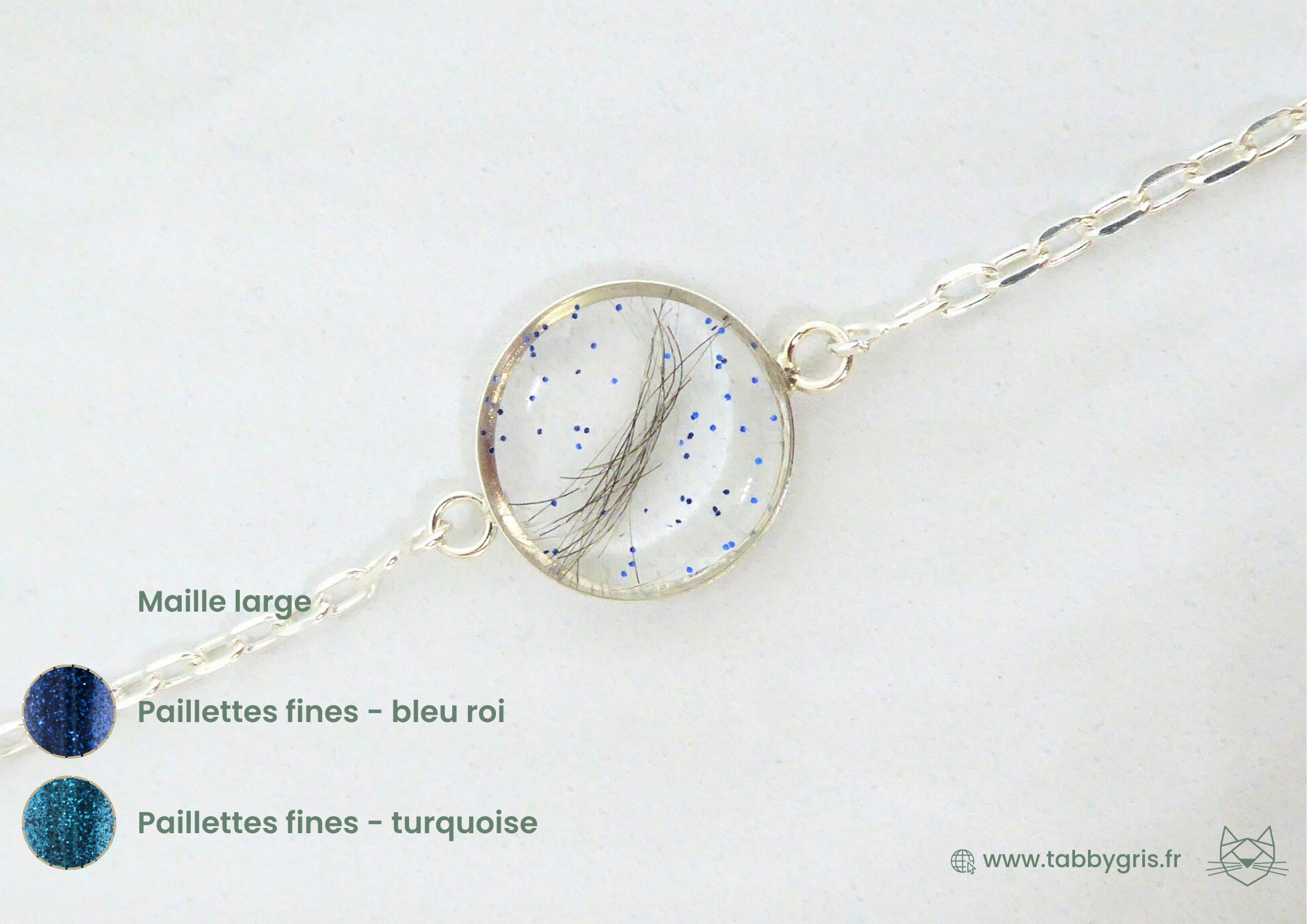 bijou résine mèche de cheveux d'enfant. Placé en finesse et discrètement dans un bracelet chaîne résine, nous y ajoutons des paillettes fines de deux nuances de bleu