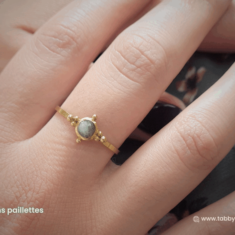 Commandez votre bijoux incluant une mèche de cheveux de votre enfant. Grâce à notre bague ultra fine et légère en acier inoxydable plaquée 18 carats, vous aurez toujours un peu de ce que vous aimez auprès de vous.