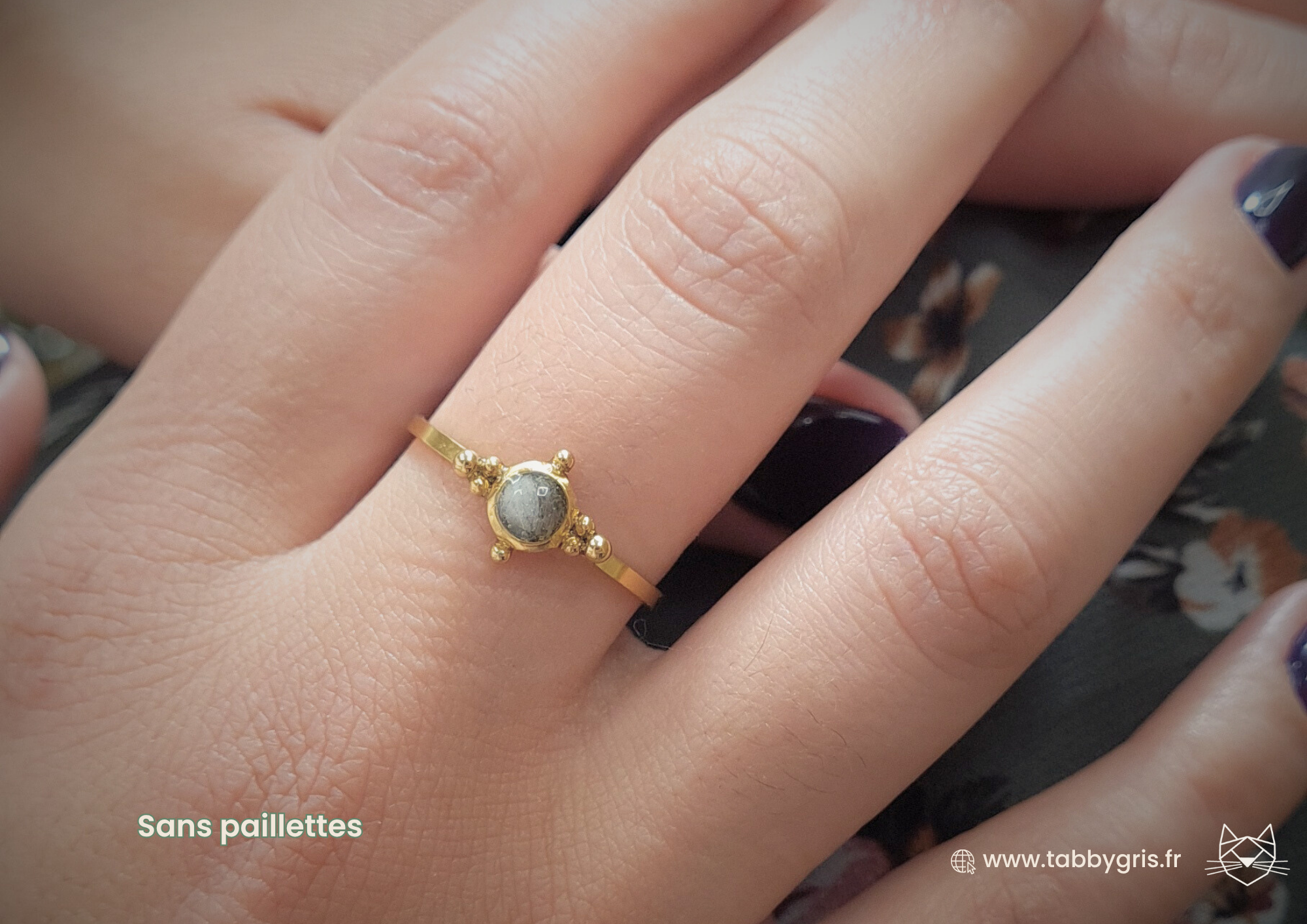 Commandez votre bijoux incluant une mèche de cheveux de votre enfant. Grâce à notre bague ultra fine et légère en acier inoxydable plaquée 18 carats, vous aurez toujours un peu de ce que vous aimez auprès de vous.