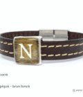 Bracelet avec mèche de cheveux pour homme et femme. Choisissez votre couleur de cuir avec ou sans surpiqure et accessoirisez avec quelques crins de votre cheval, poils de votre animal, cheveux de votre proche. Ici nous avons mis un poussoir carré sur un cuir brun foncé et avons ajouté dans la résine une initiale lettre N.