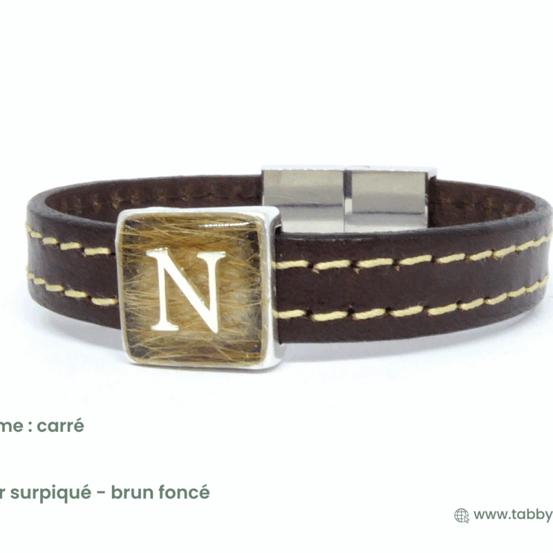Bracelet avec mèche de cheveux pour homme et femme. Choisissez votre couleur de cuir avec ou sans surpiqure et accessoirisez avec quelques crins de votre cheval, poils de votre animal, cheveux de votre proche. Ici nous avons mis un poussoir carré sur un cuir brun foncé et avons ajouté dans la résine une initiale lettre N.