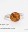 Bague en crin de cheval. Nous glissons quelques crins de votre cheval dans cette bague en résine de dernière génération qui résiste aux usures du temps. Les crins sont placés de façon épurée et sublimés par des éclats de fleurs de dentelle orange.