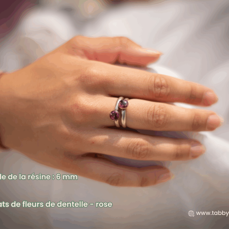 Bague en crin de cheval portée en double. Créez vote bague avec les crins de votre cheval ou de vos chevaux et combinez avec des fleurs de couleurs pour un bijou unique et sur mesure. Artisan français, nous proposons différents bijoux pour hommes et femmes incluant ce que vous aimez. Crins de votre cheval, poils de votre animal, cheveux de votre proche... Créez un bijou qui a du sens pour vous.