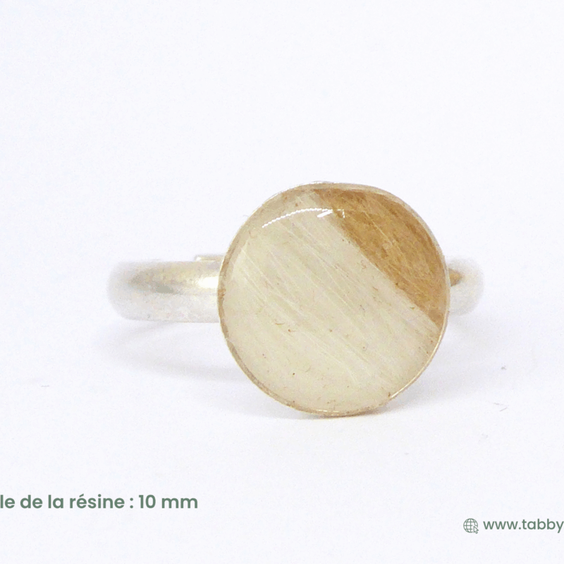 Bague en crins de cheval personnalisable. Confiez-nous quelques crins de vos chevaux, choisissez la forme de la résine et laissez-nous créer un bijou unique et sur mesure. Notre résine de dernière génération résiste aux usures du temps pour se porter quotidiennement.