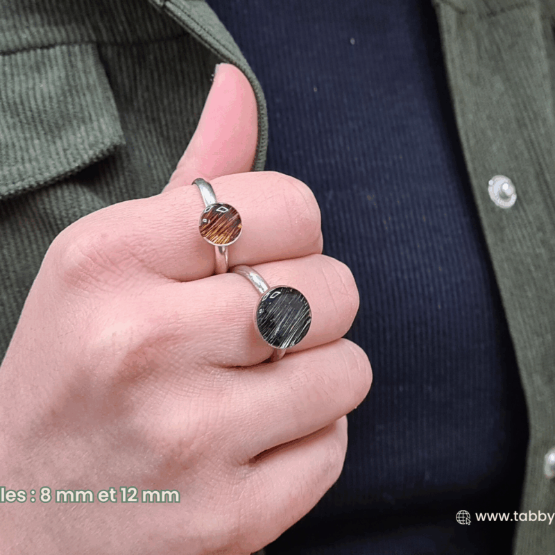 Bague en crins de cheval sur mesure. Choisissez votre modèle de bijou, ce que vous souhaitez nous envoyer et nous créons ce bijou sur mesure. Dans nos bagues en résine de qualité, nous pouvons glisser quelques crins de votre cheval, poils de votre animal, cheveux de votre proche ou fleurs de votre bouquet.