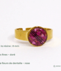 Bijou avec mèche de bébé. Glissez dans ette bague doré quelques cheveux de la première coupe de votre bébé et personnalisez-là avec des fleurs de votre choix. Artisan français, nous créons des bijoux uniques qui durent dans le temps