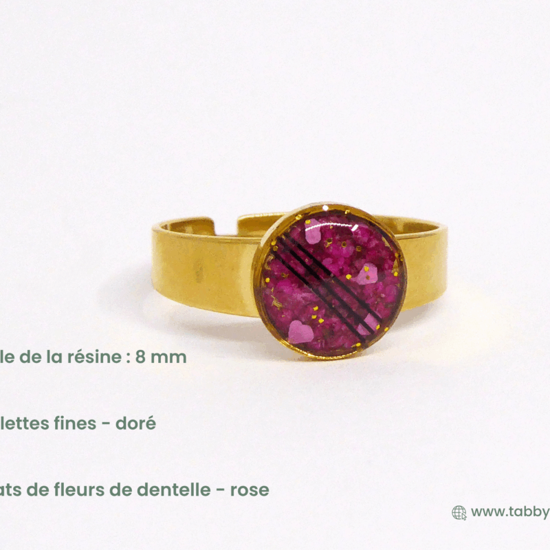 Bijou avec mèche de bébé. Glissez dans ette bague doré quelques cheveux de la première coupe de votre bébé et personnalisez-là avec des fleurs de votre choix. Artisan français, nous créons des bijoux uniques qui durent dans le temps