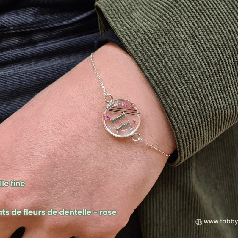 Bracelet souvenir poils animaux à gliser dans une résine de dernière génération qui résiste aux usures du temps. Chez Tabby Gris, artisan français, nous créons des bijoux qui ont du sens et de la valeur pour vous. Vous pouvez combiner différentes formes de résines, y glisser un peu de ce que vous aimez et accessoirisez avec les fleurs, paillettes de votre choix.