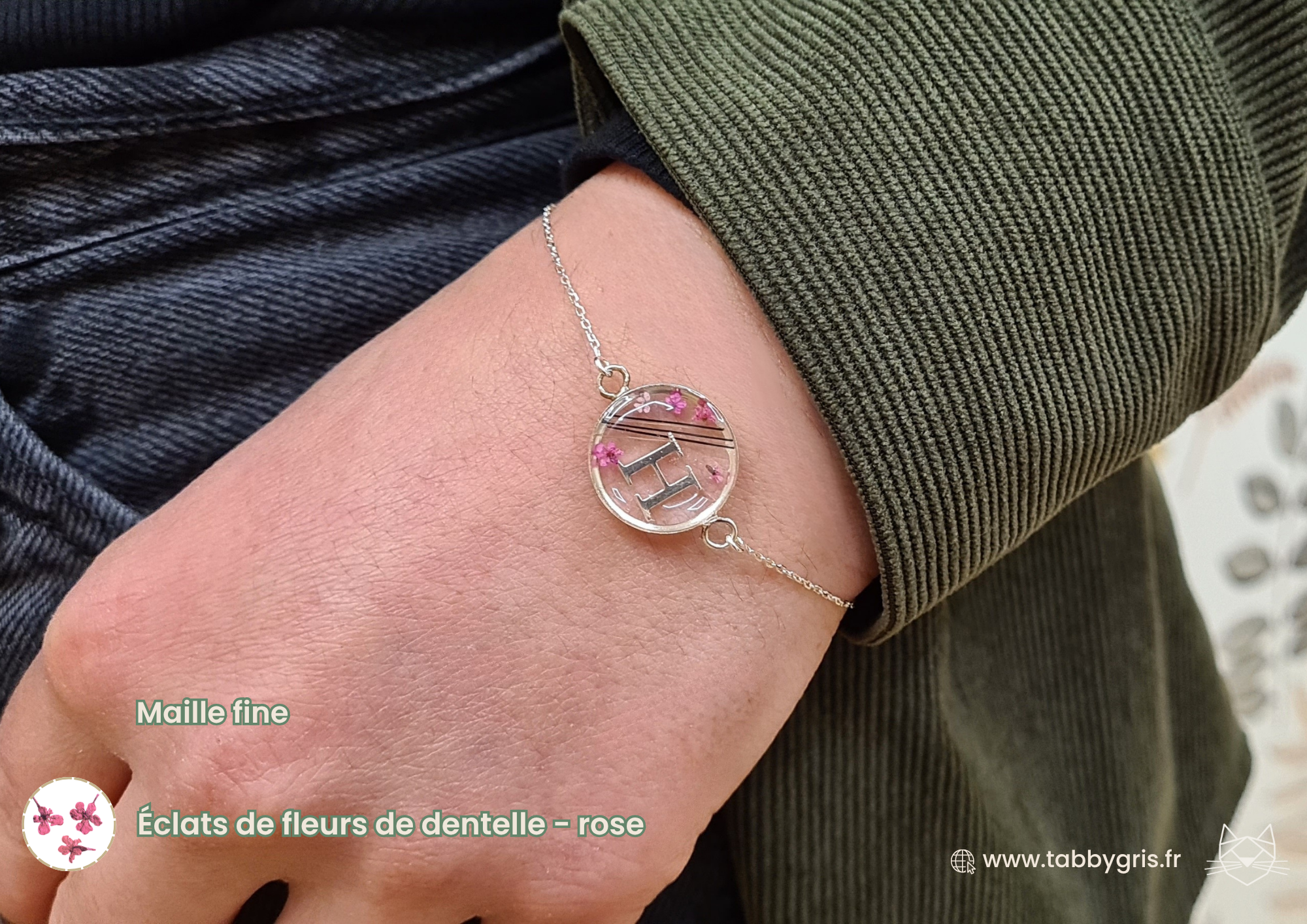 Bracelet souvenir poils animaux à gliser dans une résine de dernière génération qui résiste aux usures du temps. Chez Tabby Gris, artisan français, nous créons des bijoux qui ont du sens et de la valeur pour vous. Vous pouvez combiner différentes formes de résines, y glisser un peu de ce que vous aimez et accessoirisez avec les fleurs, paillettes de votre choix.