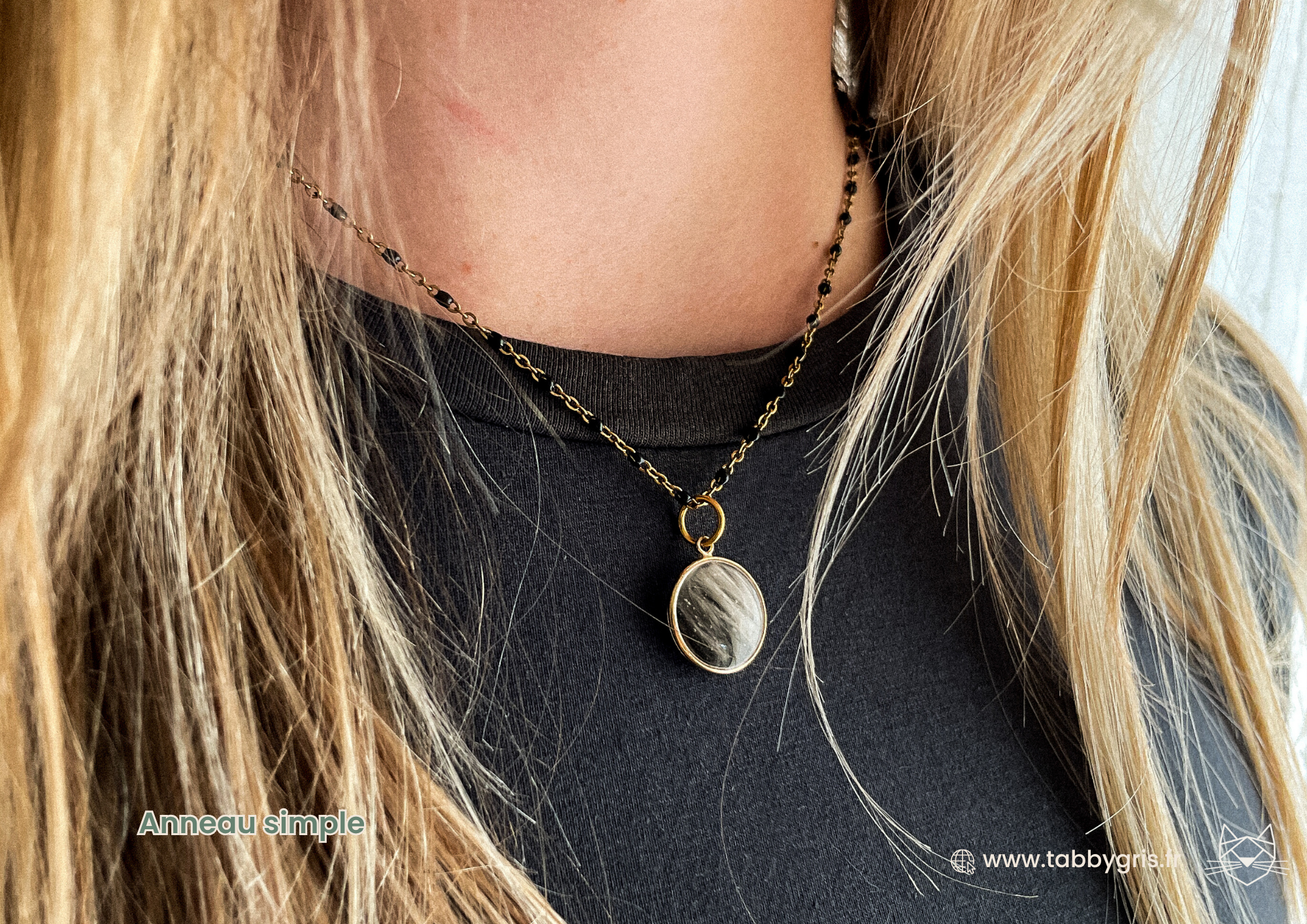 Bijou en or mèche cheveux contenant quelques poils de votre animal, cheveux de votre proche ou crin de votre cheval. Ce pendentif a un contour doré en or 18 carats. A l'intérieur, nous ajoutons des paillettes, fleurs colorées ou de la feuille métallisée selon votre choix de combinaison