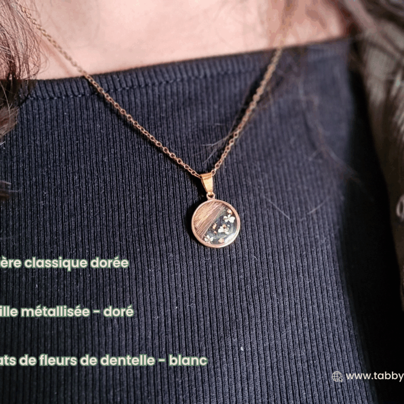 Bijou en or mèche cheveux contenant quelques poils de votre animal, cheveux de votre proche ou crin de votre cheval. Ce pendentif a un contour doré en or 18 carats. A l'intérieur, nous ajoutons des paillettes, fleurs colorées ou de la feuille métallisée selon votre choix de combinaison. Nous avons ici mis une bélière classique dorée en haut du pendentif. Nous y avons ajouté de la feuille métallisée dorée dans la résine avec les cheveux d'un proche ainsi que des éclats de fleurs de dentelle blanc.