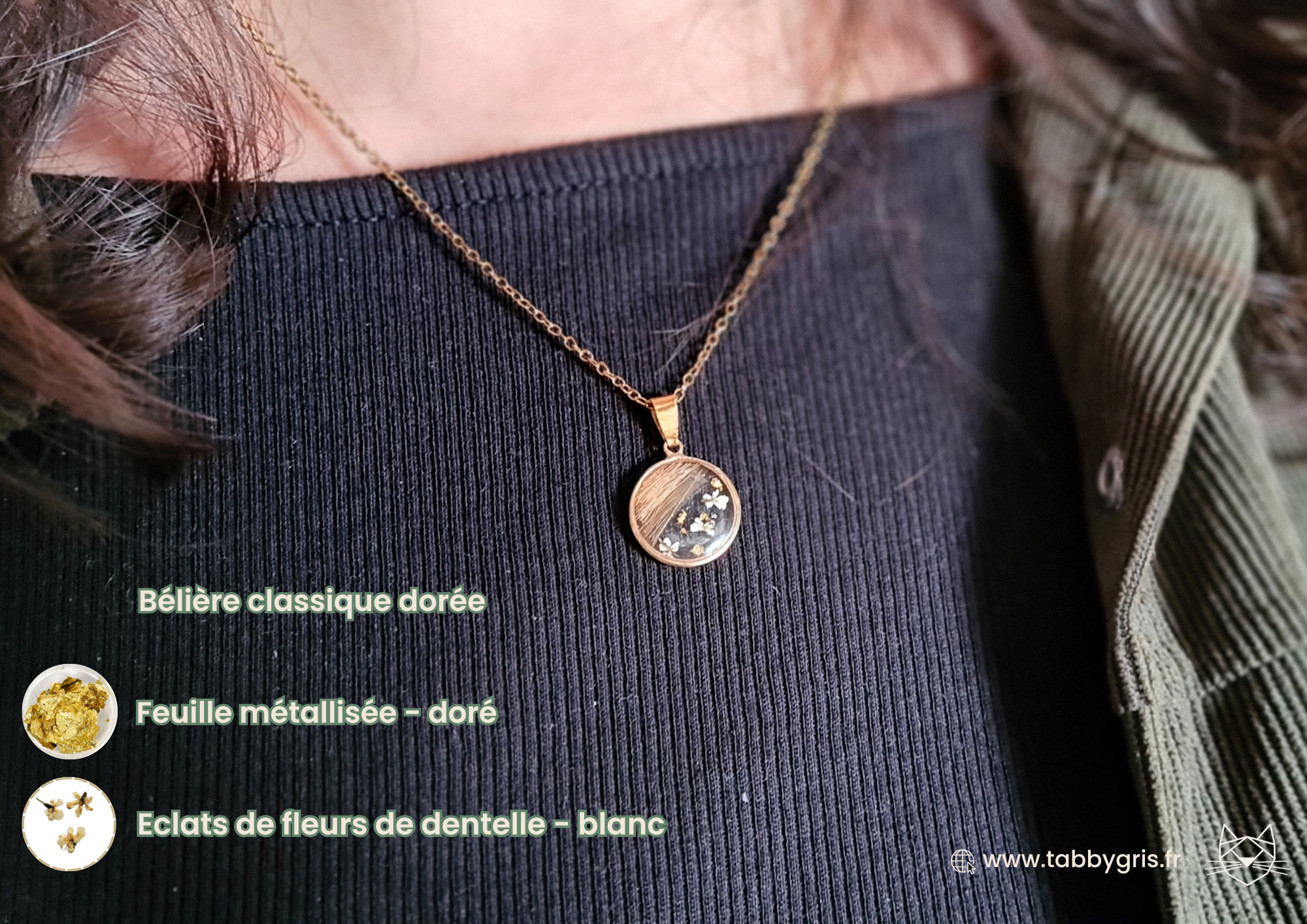 Bijou en or mèche cheveux contenant quelques poils de votre animal, cheveux de votre proche ou crin de votre cheval. Ce pendentif a un contour doré en or 18 carats. A l'intérieur, nous ajoutons des paillettes, fleurs colorées ou de la feuille métallisée selon votre choix de combinaison. Nous avons ici mis une bélière classique dorée en haut du pendentif. Nous y avons ajouté de la feuille métallisée dorée dans la résine avec les cheveux d'un proche ainsi que des éclats de fleurs de dentelle blanc.