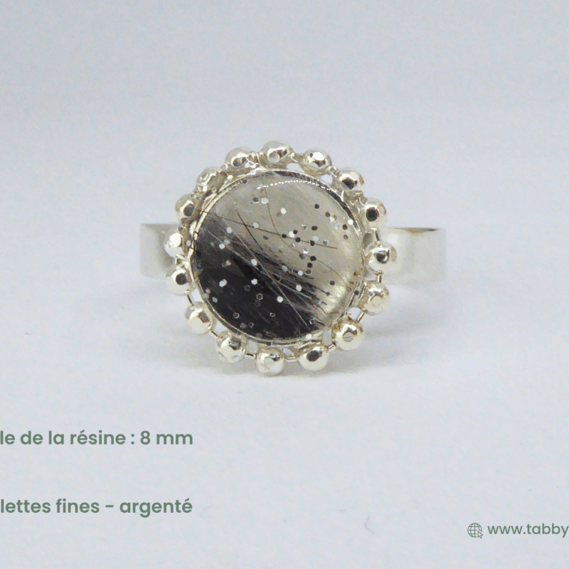 Bijou en poils d'animaux. Créez votre bijou avec les poils de votre animal. Confiez-nous ce qui vous est cher et choisissez le type de bague, sa forme, sa taille et ce que vous glissez à l'intérieur.