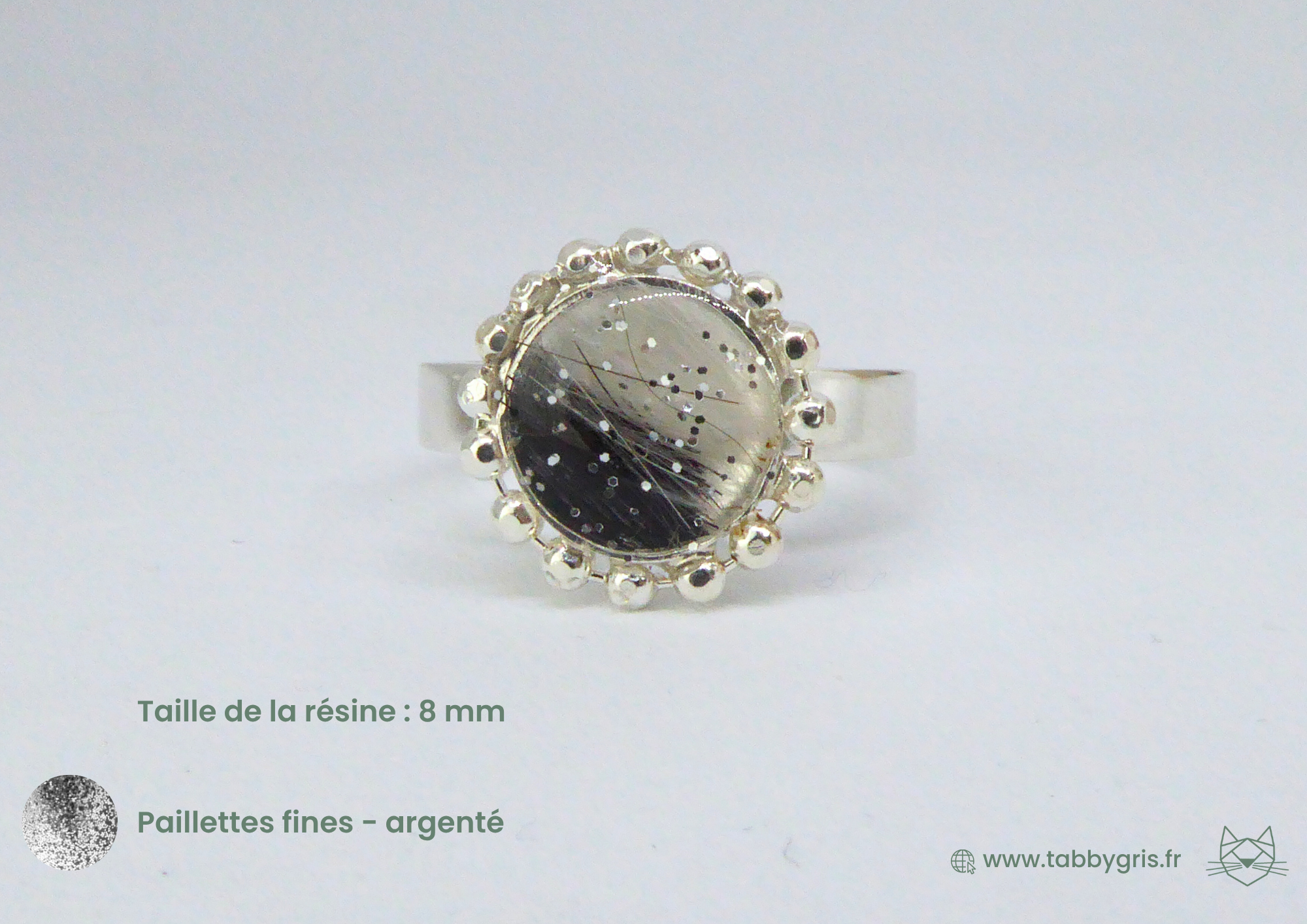 Bijou en poils d'animaux. Créez votre bijou avec les poils de votre animal. Confiez-nous ce qui vous est cher et choisissez le type de bague, sa forme, sa taille et ce que vous glissez à l'intérieur.