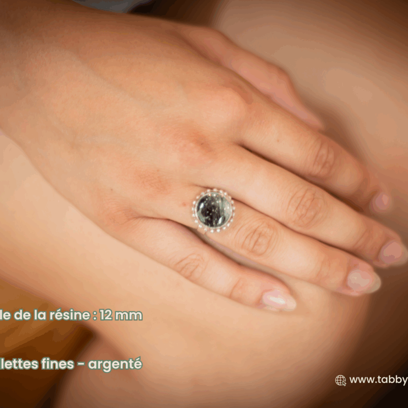 Bijou en poils d'animaux sur mesure avec des bagues en argent 925, réglables pour toutes les tailles de doigt. Choisissez ce que vous souhaitez inclure dans notre résine et accessoirisez selon vos envies.