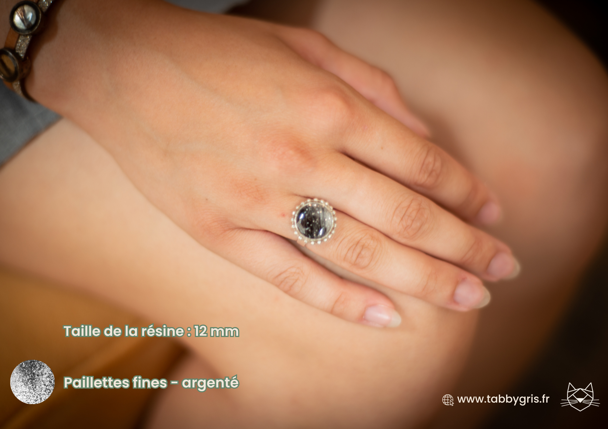 Bijou en poils d'animaux sur mesure avec des bagues en argent 925, réglables pour toutes les tailles de doigt. Choisissez ce que vous souhaitez inclure dans notre résine et accessoirisez selon vos envies.