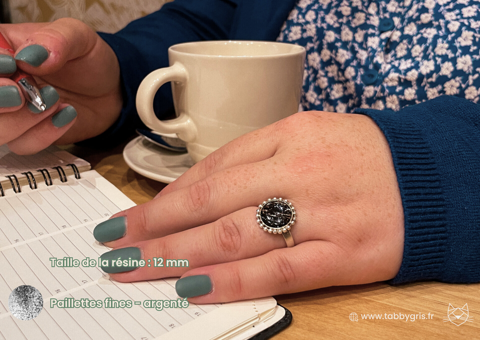 Bijou en poils d'animaux réalisés par un artisan français. Confiez-nous quelques poils de votre animal, choisissez le type de bijou, sa forme, ce que vous mettez dans la résine et les couleurs d'agréments de nos fleurs et paillettes.