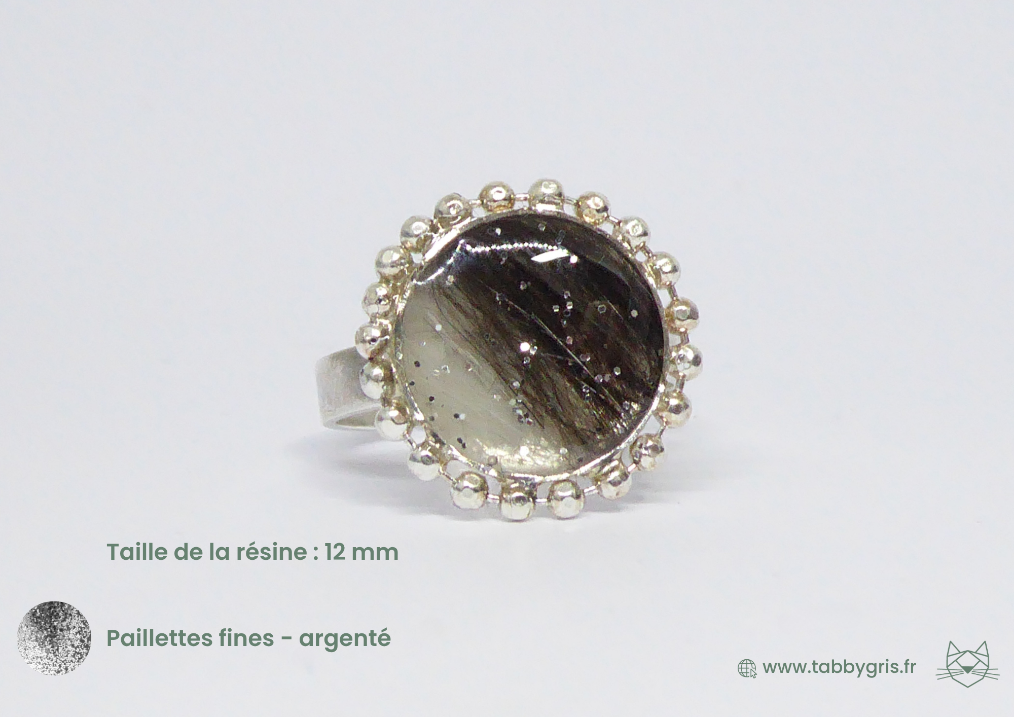 Bijou en poils d'animaux de qualité et sur mesure. Réalisé par un artisan français, cete bague contient de paillettes fines argentées et des poils d'animaux dans une résine de 12mm de diamètre