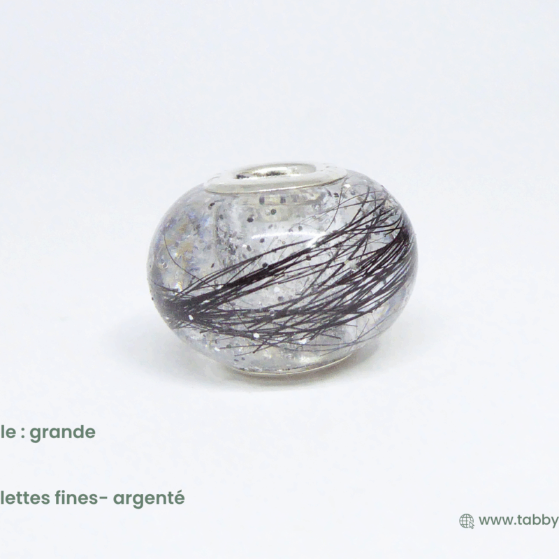 Charme première mèche de cheveux avec des paillettes fines argentées. Compatible sur bracelet pandora ou à porter sur une chaîne autour du cou, ce charme se décline en deux tailles. Choisissez l'ensemble des composants à l'intérieur de la perle. Avec ses embouts en argent 925, ce charme résiste aux usures du temps