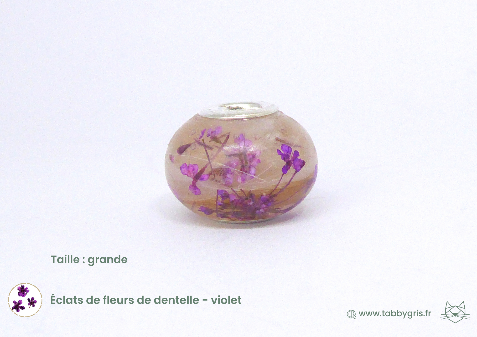 Bijou cadeau maman : cette perle compatible pandora à personnaliser selon vos envies en mettant les cheveux de vos enfants et ici des éclats de fleurs de dentelle violet