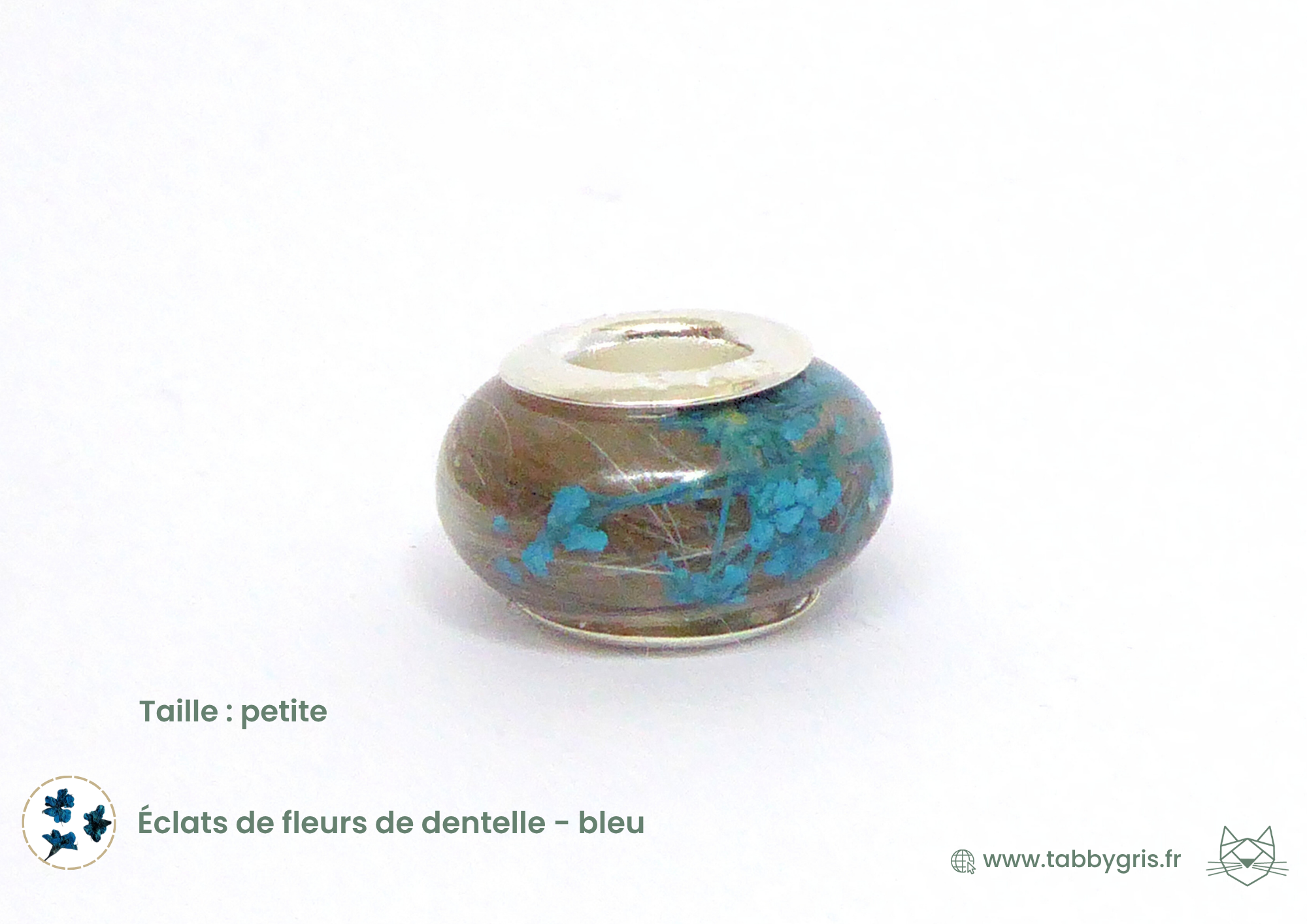 Bijou cadeau maman fait par un artisan français : mettez quelques cheveux de votre enfant après sa première coupe dans une perle compatible sur les bracelets pandora et portez discrètement avec vous un peu de ce que vous aimez. Nous avons ajouté ici des éclats de fleurs de dentelle bleu