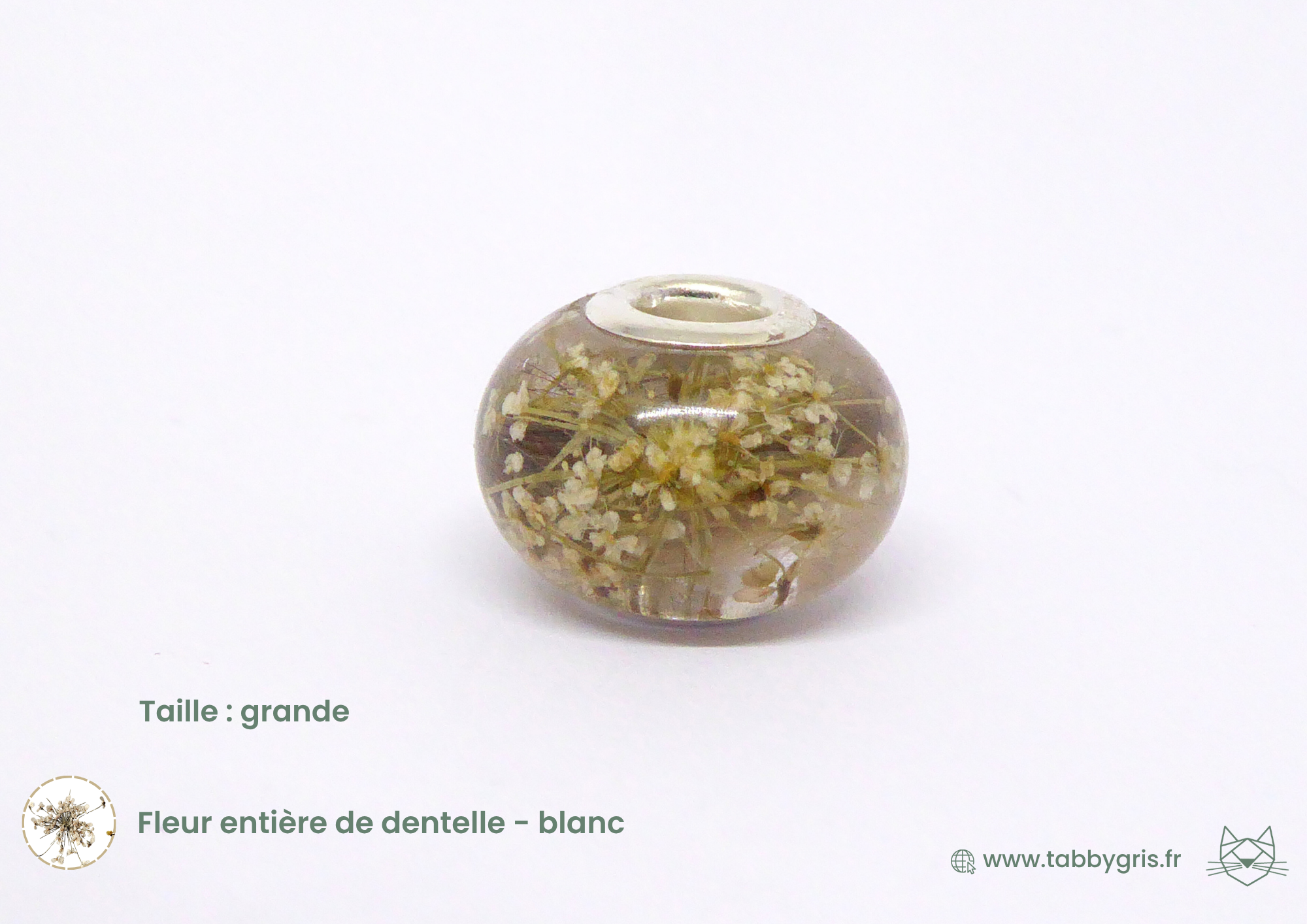 Bijou cadeau maman : glissez quelques cheveux de la première mèche coupée chez le coiffeur dans un bijou unique et personnalisé. Grâce à notre résine de dernière génération, ce bijou compatible sur bracelet pandora résiste aux usures du temps et vous accompagne quotidiennement.