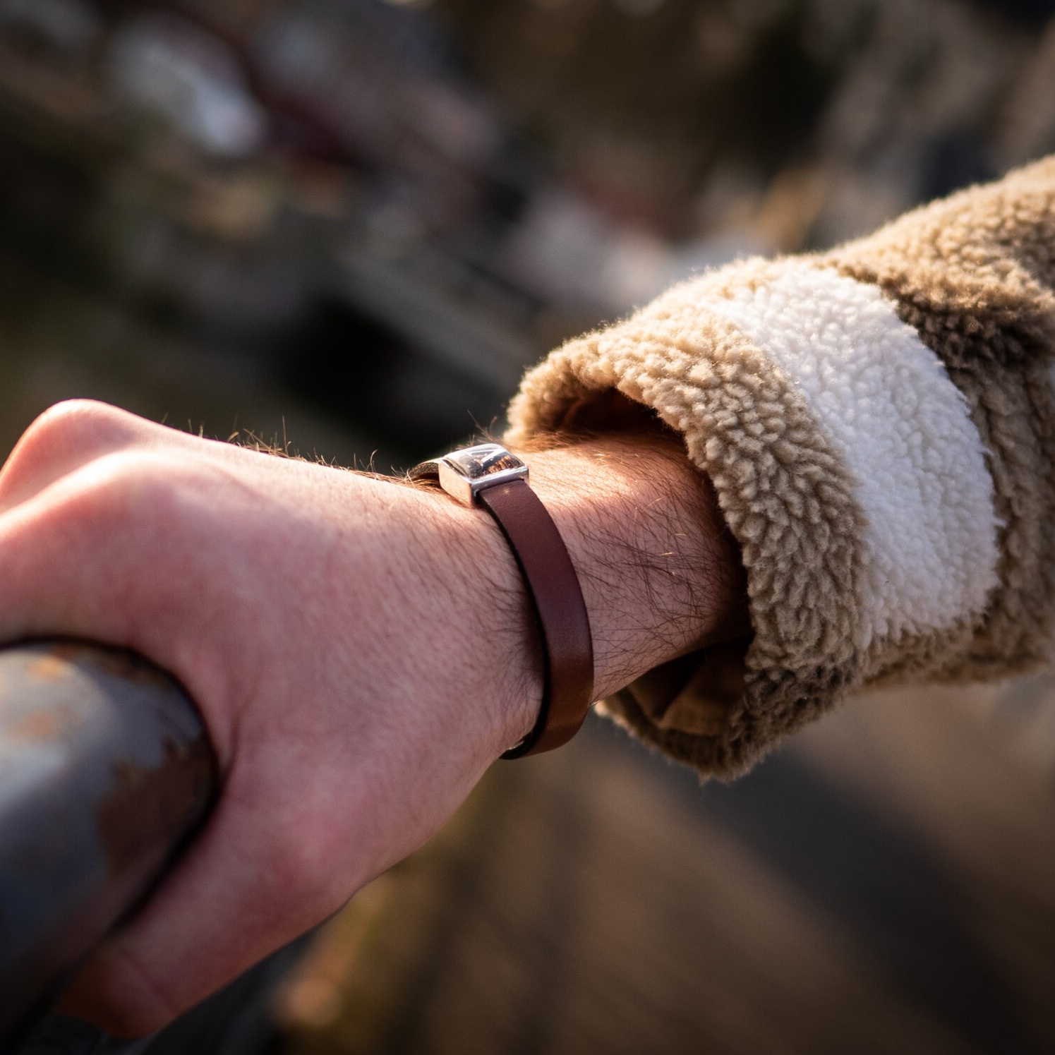 Bracelet-cuir-Portee-10-2048x1536