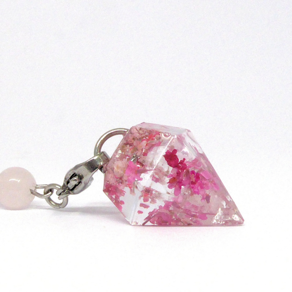 Pendule divinatoire avec fleurs