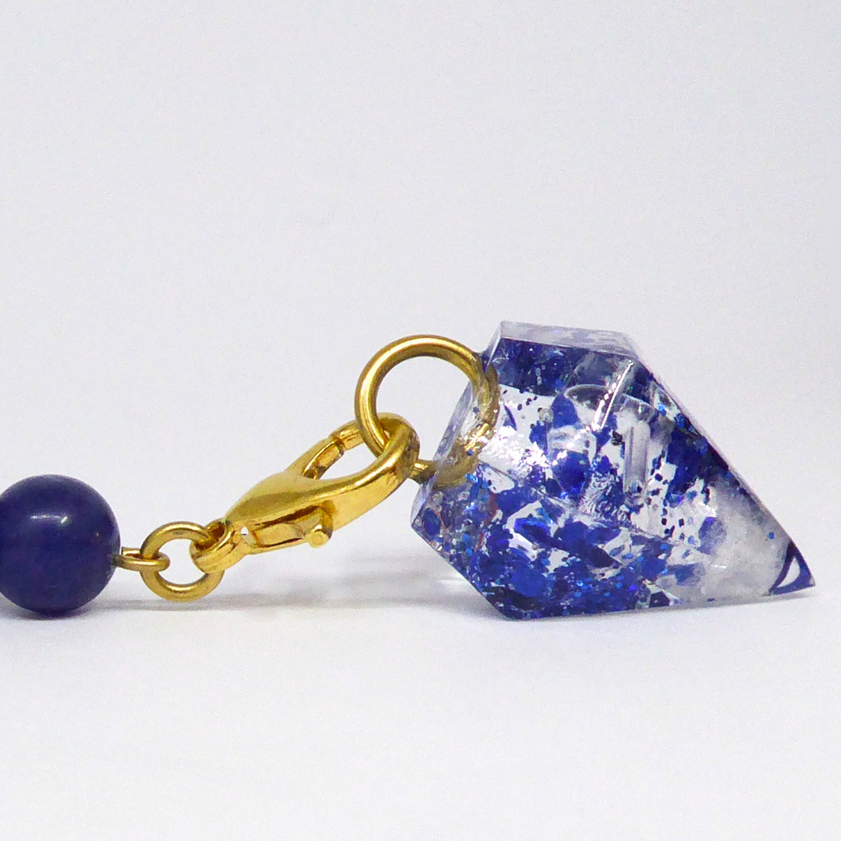 Prunelle-et-Karine-–-Pendule-dore-paillettes_feuille-metallisee-5